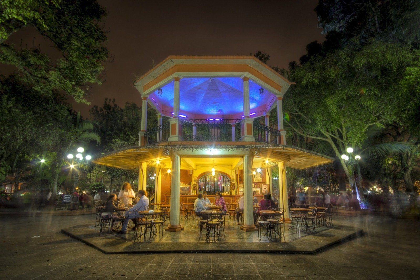 Kiosco de Coatepec iluminado por la noche