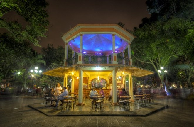 Kiosco de Coatepec iluminado por la noche