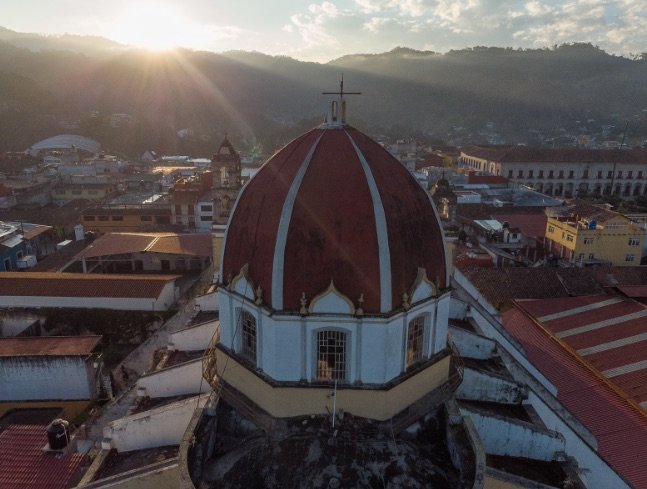 Vista aérea de la iglesia y el centro de Zacapoaxtla